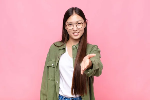 Aziatische Jonge Vrouw Glimlachen Zoek Gelukkig Zelfverzekerd Vriendelijk Het Aanbieden — Stockfoto