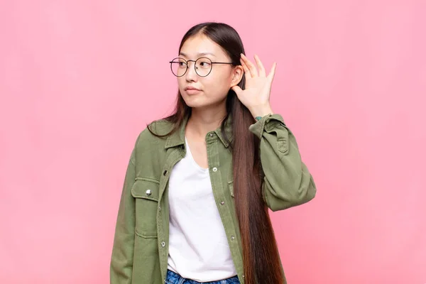 Aziatische Jonge Vrouw Zoek Serieus Nieuwsgierig Luisteren Proberen Een Geheim — Stockfoto