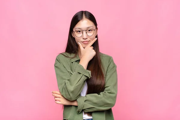 Aziatische Jonge Vrouw Zoek Serieus Attent Wantrouwig Met Een Arm — Stockfoto