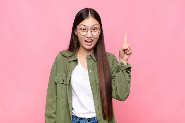 Aziatische Jonge Vrouw Gevoel Als Een Gelukkig Opgewonden Genie Het — Stockfoto