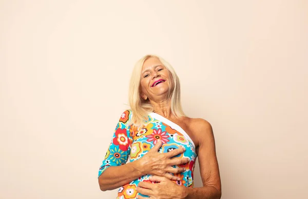 Middelbare Leeftijd Vrouw Lachen Hardop Een Hilarische Grap Gelukkig Vrolijk — Stockfoto