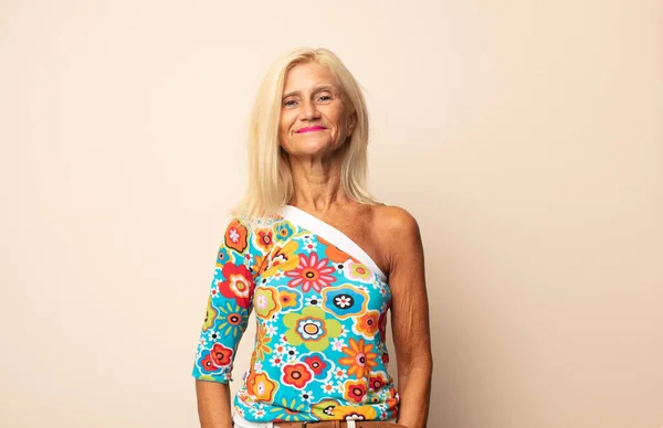 Vrouw Van Middelbare Leeftijd Die Positief Zelfverzekerd Glimlacht Tevreden Vriendelijk — Stockfoto