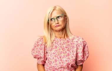 Orta yaşlı bir kadın kötü bir plan yaparken ya da bir numara düşünürken gururlu, yaramaz ve kibirli hisseder.