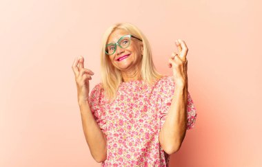 Orta yaşlı bir kadın kafası karışık ve bilgisiz, şüpheli bir açıklama ya da düşünceyi merak ediyor.