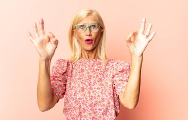 Orta yaşlı kadın entrikalar ve komplolar kuruyor, hilekârlık ve aldatmaca düşünüyor, kurnazlık ve ihanet.