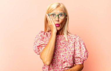 Orta yaşlı bir kadın yorgun, sıkıcı ve sıkıcı bir işten sonra sıkılmış, hayal kırıklığına uğramış ve uykulu hisseder.