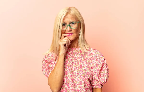 Mujer Mediana Edad Con Mirada Sorprendida Nerviosa Preocupada Asustada Mirando — Foto de Stock