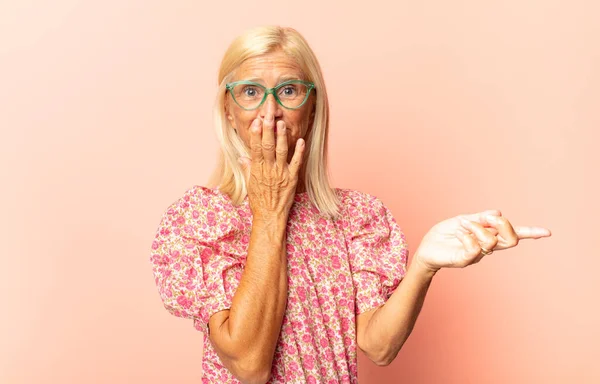 Medelålders Kvinna Känner Sig Glad Chockad Och Förvånad Täcker Munnen — Stockfoto