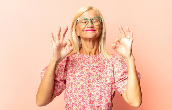 Middelbare Leeftijd Vrouw Bedekt Ogen Met Een Hand Bang Angstig — Stockfoto