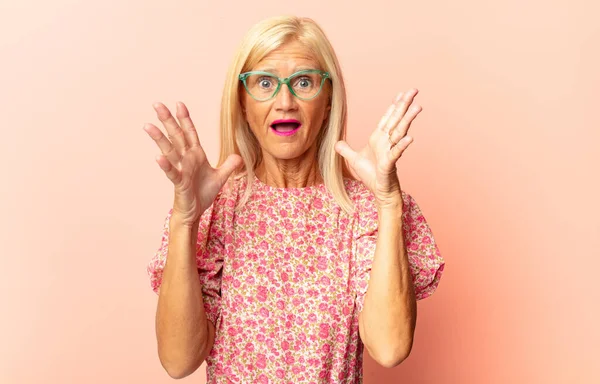 Mujer Mediana Edad Que Parece Muy Sorprendido Sorprendido Mirando Con — Foto de Stock