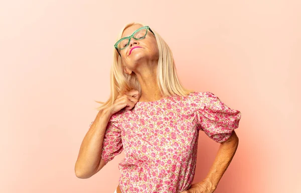 Mujer Mediana Edad Que Estresada Cansada Frustrada Secando Sudor Frente — Foto de Stock