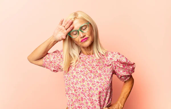 Medelålders Kvinna Känner Sig Ledsen Frustrerad Nervös Och Deprimerad Täcker — Stockfoto