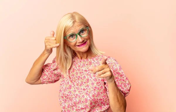 Mujer Mediana Edad Sintiéndose Confundida Despistada Insegura Ponderando Bueno Malo — Foto de Stock