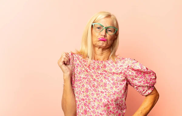 Middle Age Woman Looking Excited Surprised Pointing Side Upwards Copy — Stock Photo, Image