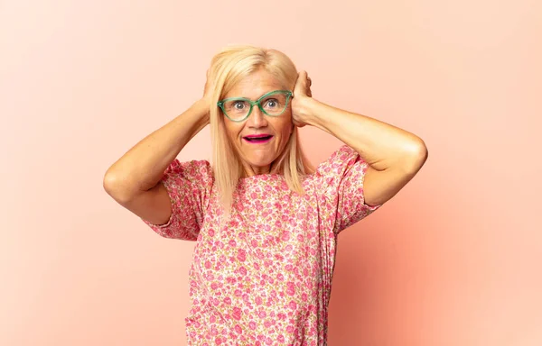 Mujer Mediana Edad Que Parece Una Triunfadora Feliz Orgullosa Satisfecha — Foto de Stock