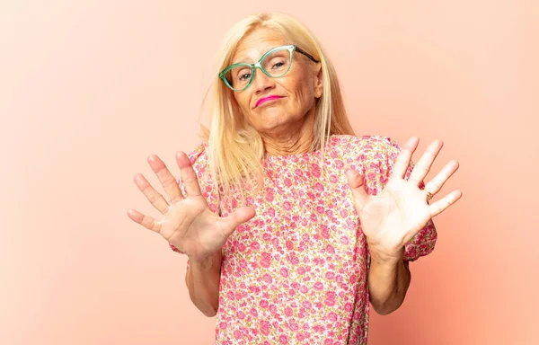 Vrouw Van Middelbare Leeftijd Schreeuwt Agressief Kijkt Erg Boos Gefrustreerd — Stockfoto