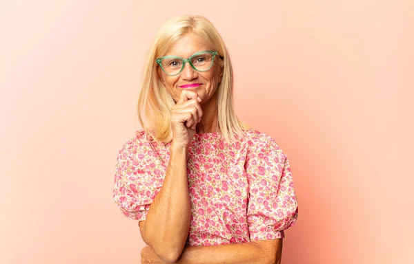 Mulher Meia Idade Sorrindo Com Uma Atitude Positiva Bem Sucedida — Fotografia de Stock