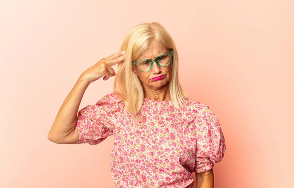 Mujer Mediana Edad Gritando Fuerte Furiosa Para Copiar Espacio Lado — Foto de Stock