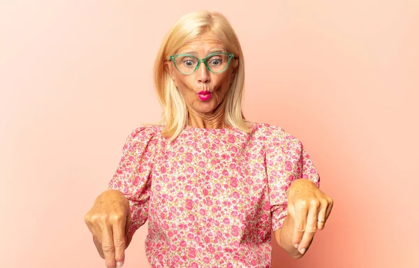 Mujer Mediana Edad Sintiéndose Conmocionada Sorprendida Sonriendo Tomando Mano Corazón — Foto de Stock