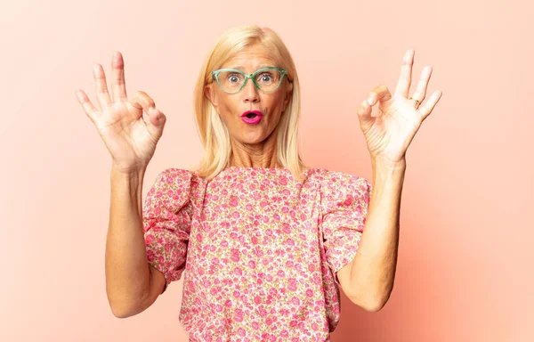 Orta yaşlı kadın entrikalar ve komplolar kuruyor, hilekârlık ve aldatmaca düşünüyor, kurnazlık ve ihanet.