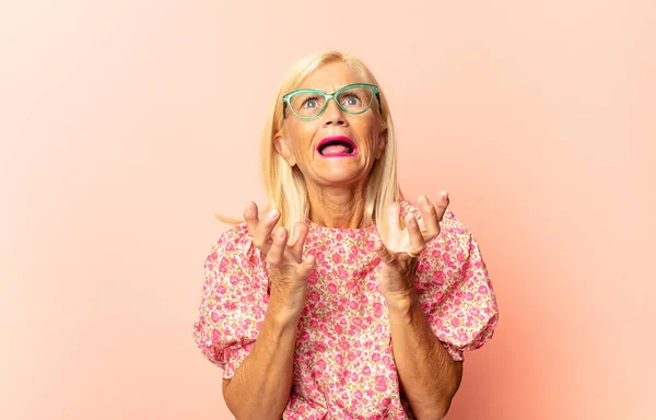 Mujer Mediana Edad Que Orgullosa Positiva Casual Apuntando Pecho Con — Foto de Stock