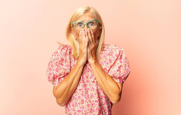 Middle Age Woman Looking Unpleasantly Shocked Scared Worried Mouth Wide — Stock Photo, Image