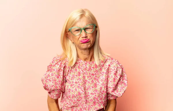 Vrouw Van Middelbare Leeftijd Die Zich Gelukkig Positief Succesvol Voelt — Stockfoto