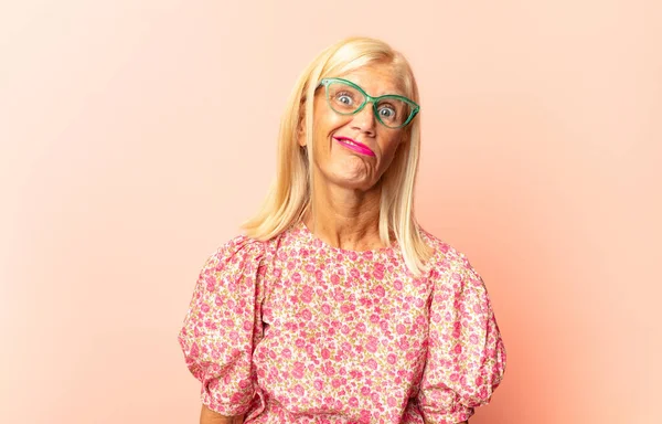 Mujer Mediana Edad Sonriendo Alegre Casualmente Mirando Hacia Abajo Señalando — Foto de Stock