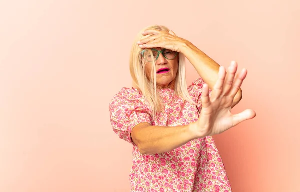Mujer Mediana Edad Sintiéndose Confundida Desconcertada Insegura Señalando Uno Mismo — Foto de Stock