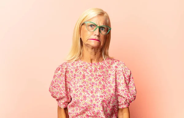 Orta Yaşlı Bir Kadın Şaşkın Ağzı Açık Şaşırmış Inançsızlık Şaşkınlık — Stok fotoğraf