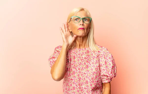 Mulher Meia Idade Olhando Sério Curioso Ouvindo Tentando Ouvir Uma — Fotografia de Stock