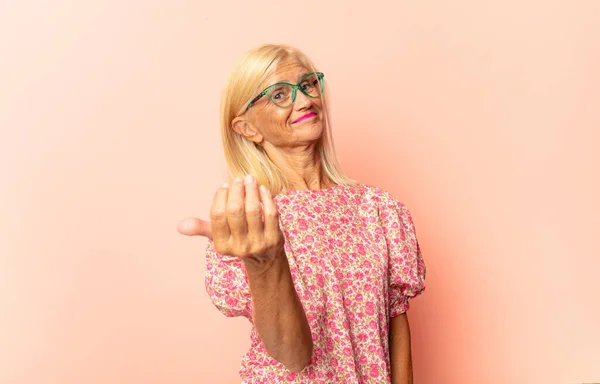 Mujer Mediana Edad Sintiéndose Feliz Exitoso Seguro Frente Desafío Diciendo — Foto de Stock