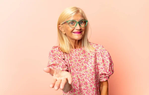 Mujer Mediana Edad Sonriendo Mirando Feliz Seguro Amable Ofreciendo Apretón — Foto de Stock