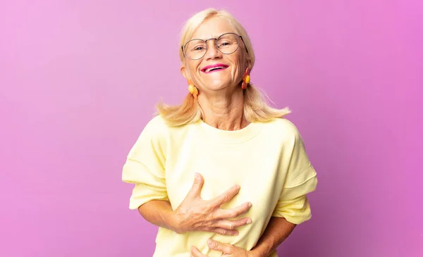 Mujer Mediana Edad Riendo Voz Alta Alguna Broma Graciosa Sintiéndose — Foto de Stock