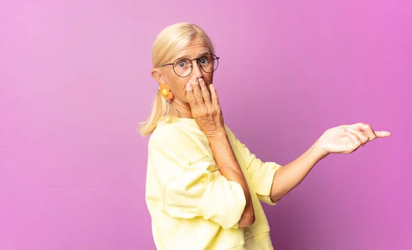 Mujer Mediana Edad Sintiéndose Feliz Conmocionada Sorprendida Cubriendo Boca Con — Foto de Stock