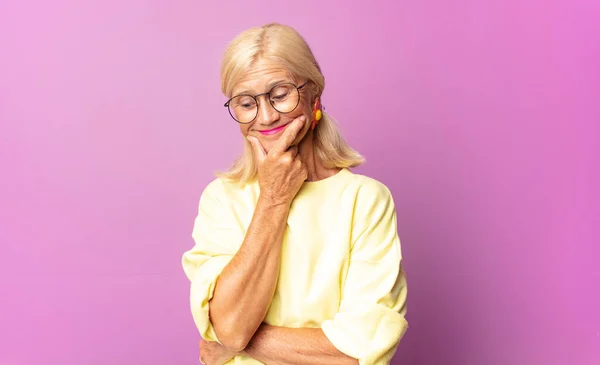 Mujer Mediana Edad Sonriendo Con Una Expresión Feliz Segura Con —  Fotos de Stock