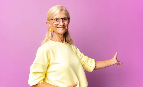Orta Yaşlı Bir Kadın Kendini Mutlu Neşeli Hissediyor Gülümsüyor Seni — Stok fotoğraf