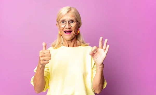 Vrouw Van Middelbare Leeftijd Zich Gelukkig Voelen Verbaasd Tevreden Verrast — Stockfoto