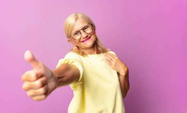 Mujer Mediana Edad Sintiéndose Orgullosa Despreocupada Segura Feliz Sonriendo Positivamente — Foto de Stock