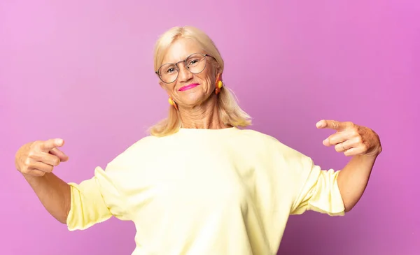 Vrouw Van Middelbare Leeftijd Die Trots Arrogant Gelukkig Verrast Tevreden — Stockfoto