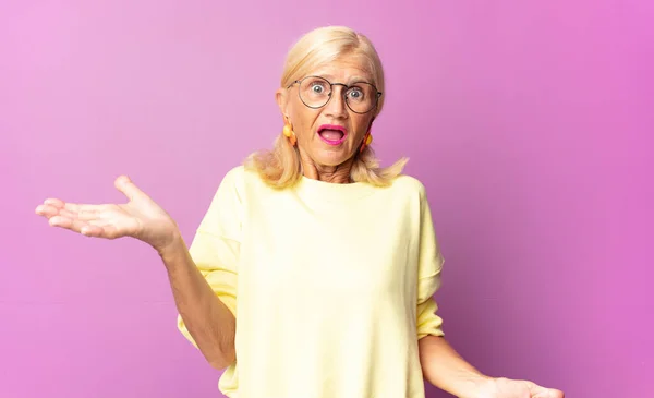 Mujer Mediana Edad Mirando Perplejo Confundido Estresado Preguntándose Entre Diferentes — Foto de Stock