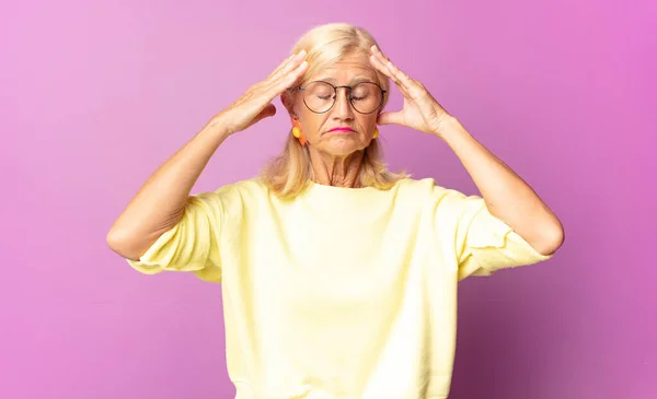 Mujer Mediana Edad Buscando Concentrado Reflexivo Inspirado Lluvia Ideas Imaginando — Foto de Stock