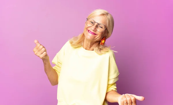 Mujer Mediana Edad Sonriendo Sintiéndose Despreocupada Relajada Feliz Bailando Escuchando — Foto de Stock