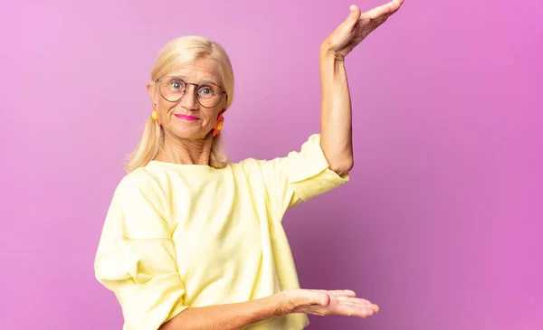 Mujer Mediana Edad Sonriendo Sintiéndose Feliz Positiva Satisfecha Sosteniendo Mostrando —  Fotos de Stock