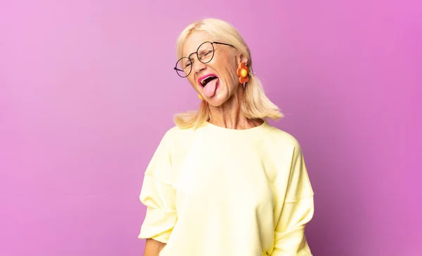 Mujer Mediana Edad Con Actitud Alegre Despreocupada Rebelde Bromeando Sacando — Foto de Stock