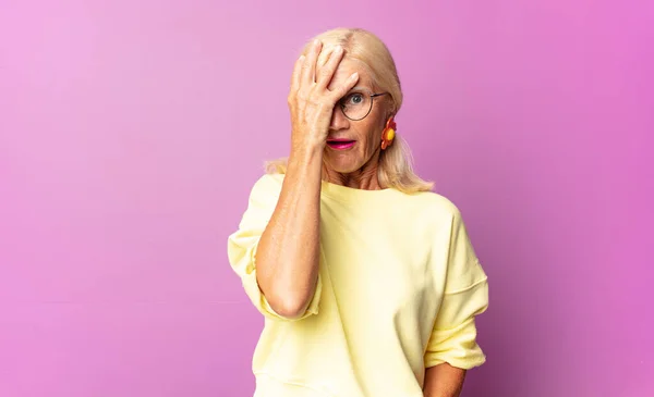 Femme Âge Moyen Regardant Choquée Effrayée Terrifiée Couvrant Visage Avec — Photo