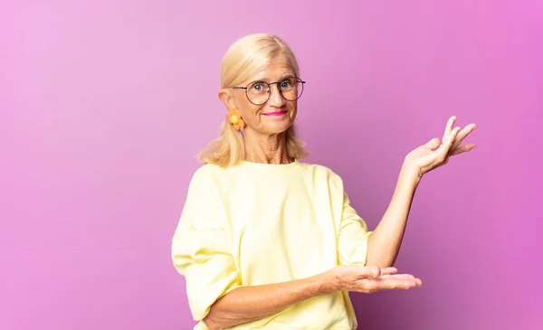 Mujer Mediana Edad Sonriendo Con Orgullo Confianza Sintiéndose Feliz Satisfecho —  Fotos de Stock