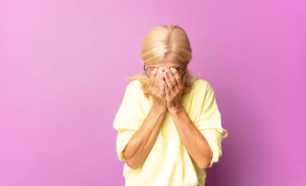 Donna Mezza Età Sente Triste Frustrato Nervoso Depresso Coprendo Viso — Foto Stock