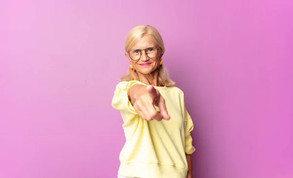 Frau Mittleren Alters Lächelt Stolz Und Selbstbewusst Und Posiert Triumphierend — Stockfoto