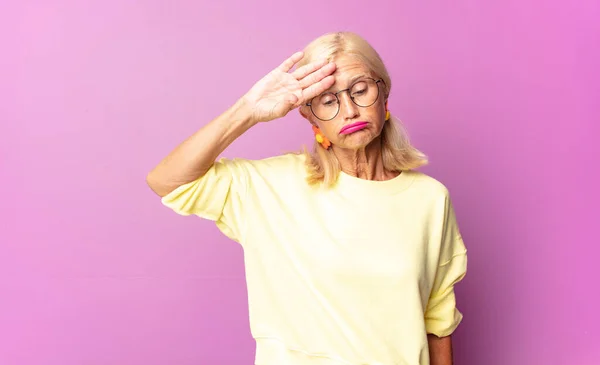 Mujer Mediana Edad Que Estresada Cansada Frustrada Secando Sudor Frente — Foto de Stock